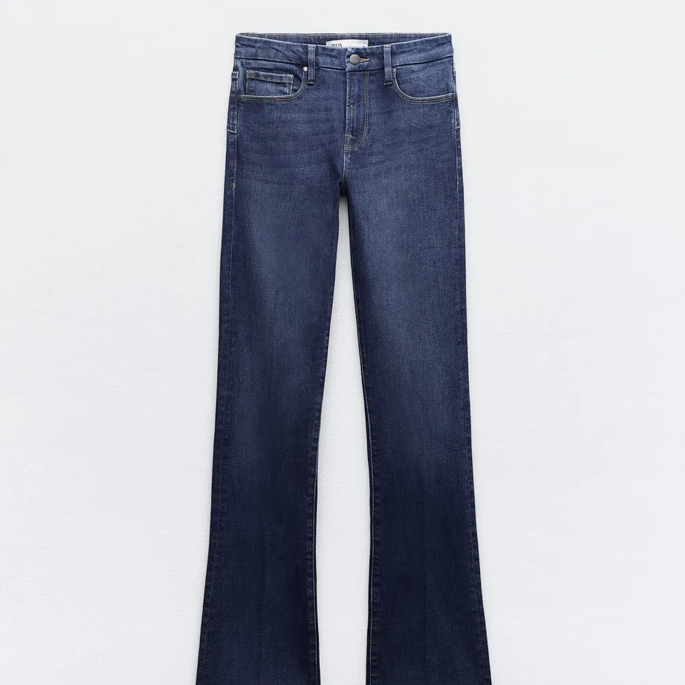 Säljer dessa populära lågmidjade jeans från zara, använda två ggr (väldigt bra skick). Storlek 38 men är väldigt små i storleken så passar mer 36! Passar nån som är 164-169 beroende hur man vill ha längden. Köparen står för frakten😊ordinarie pris 429 kr. Jeans & Byxor.