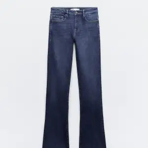 Säljer dessa populära lågmidjade jeans från zara, använda två ggr (väldigt bra skick). Storlek 38 men är väldigt små i storleken så passar mer 36! Passar nån som är 164-169 beroende hur man vill ha längden. Köparen står för frakten😊ordinarie pris 429 kr