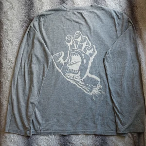 Långärmad tröja - 9/10 skick, inte mycket använd och har mest legat i garderoben i något år. Santa cruz × Weekday collab - långärmad med coolt print på baksidan. Ärmarna är ganska långa, och tyget ganska tunnt, men går bra att användas året runt! Pris går att förhandlas :)