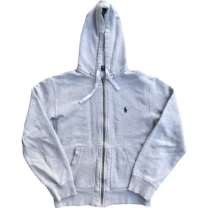 Ralph Lauren Zip-Up Hoodie - Ljusgrå huvtröja från Ralph Lauren. Tröjan är i bra skick! Storlek S. Ställ gärna frågor!😊