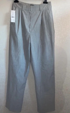 Grå kostymbyxor  - Grå kostymbyxor, aldrig använda med prislapp på. Nypris 500kr