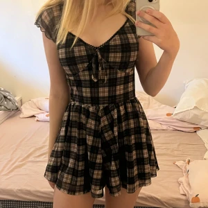 urban outfitters romper/klänning - jättesöt romper från urban outfitters, har använts en del men fortfarande i typ perfekt skick! storlek är L men går ganska litet, kan absolut skicka mått om det önskas 💓 pris kan alltid diskuteras!