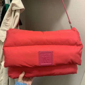 Vadderad väska från Carin Wester  - Näst intill oanvänd, köpt för 500kr säljer för 300. Pris kan diskuteras vid snabbaffär. 