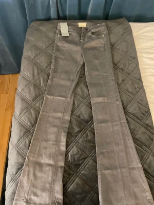 Kaos bootcut  - Oanvända jeans från märket Kaos. Jag är 162 och 36/38. Passar bäst för en 34/36 och någon över 165 då de är långa❤️