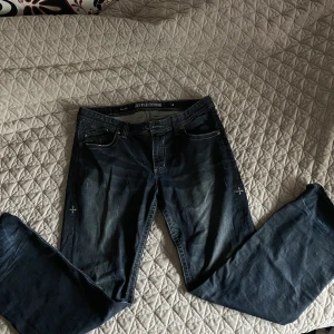 Vintege afflection jeans - Feta afflection jeans köpta från secondhand som inte kommer till användning längre. Rätt så stor vid midjan, som man kan se på bilden (jag är M typ). Skriv gärna vid frågor.💕