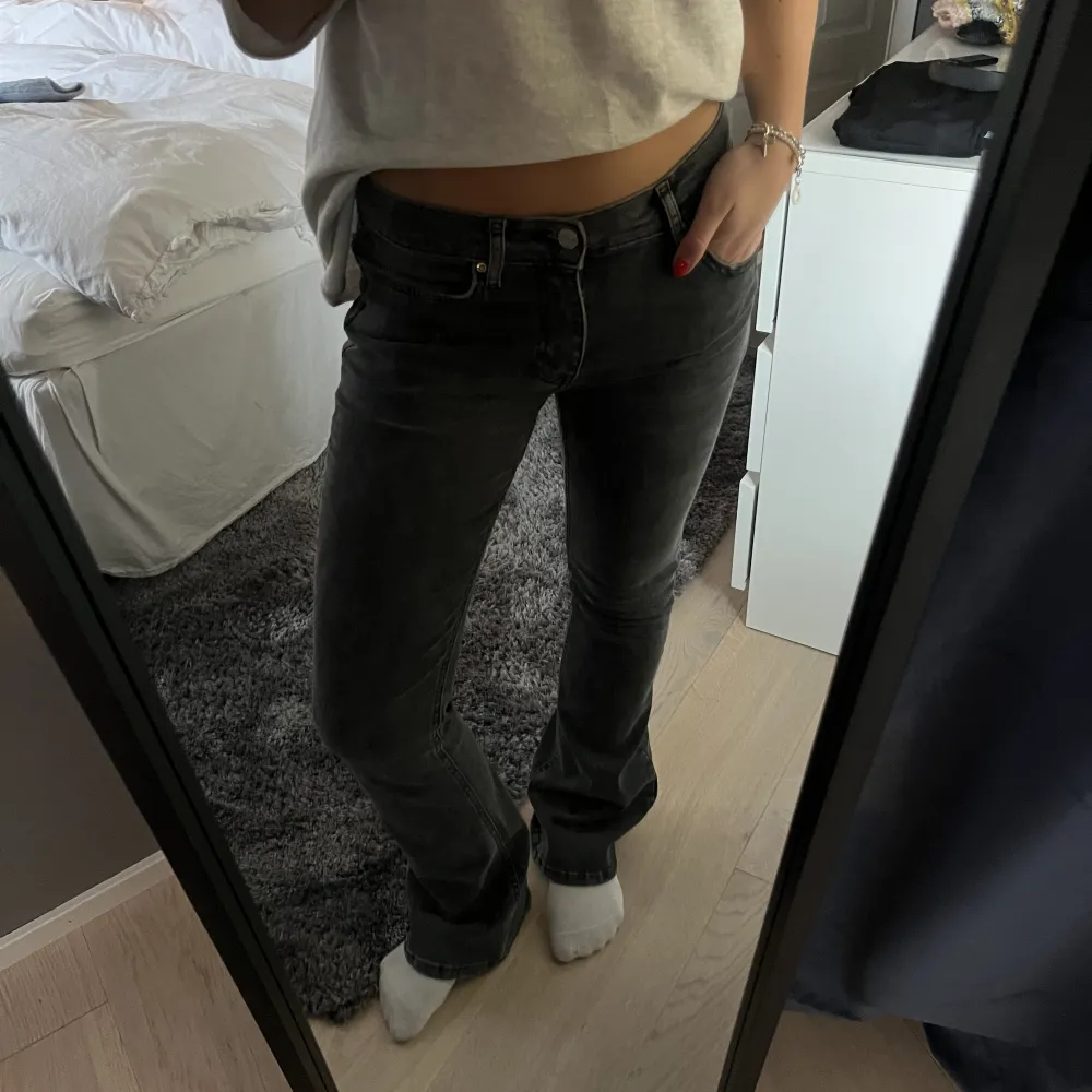 Säljer nu mina lågmidjade mörkgråa jeans 🥰 Midjemått: 38 Innerbenslängd: 81 De har inga defekter och är i nyskick!!! Säljer pga att de inte kommer till användning ☺️ Köparen står för frakten. . Jeans & Byxor.