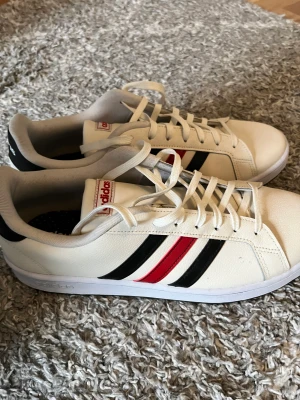 Adidas skor - Skick8/10 små i storleken 