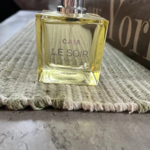 Parfym  - Parfym från Caia cosmetics i doften le soir har använt den några gånger 