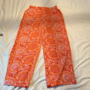 Byxor ljusare farg  - Jag säljer den byxor for kvinnor för 60 sek . Storlek är M och marken är Holly&white.