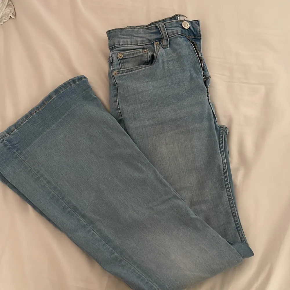 Jättesnygga, högmidjade, ljusblåa jeans från lager 157💕 Storlek är S. Säljer pga att de är lite stora vid midjan. Köpta för 300kr och är inte så mkt använda💕💕. Farkut & Housut.