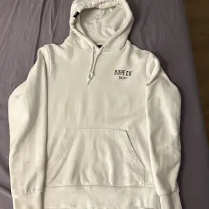 Dope Vacay hoodie köpt från Ridestore, säljes då den är för liten.  Finns några märken (3:e bilden) 