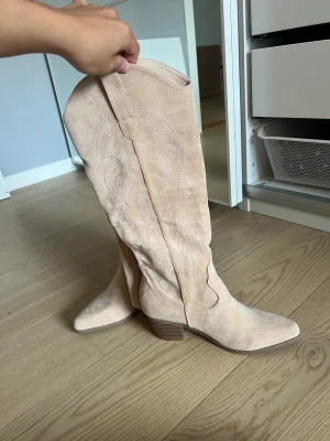 Boots - selger til høyeste pris💗størrelse 39, men passer meg og jeg er 37,5