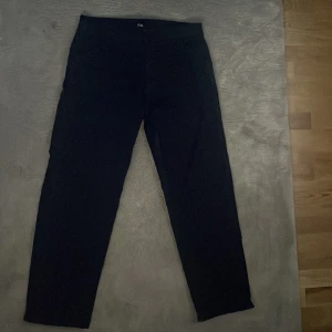Wide jeans  - Hej jag säljer mina jeans som jag köpte ifrån uniqlo jag har inget kvitto dock. Jag säljer byxorna eftersom att de knappt har kommit till användning har använt dem endast vid ett tillfälle. Färgen är mörkblå ordinarie pris var 600 men jag säljer för 300