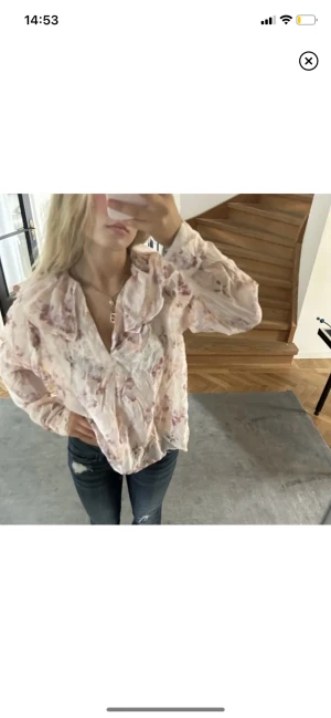 Blus - Så fin blus som är köpt på Plick men tyvärr lite stor på mig (brukar ha xs)💞, jätte fint skick och storlek S/M kanske💞lånade bilder💞