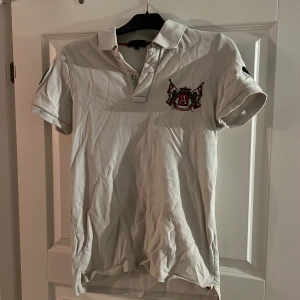 Adrian Hammond vit piké - Small  - Lite urtvättad och skulle behöva strykas   2/5 