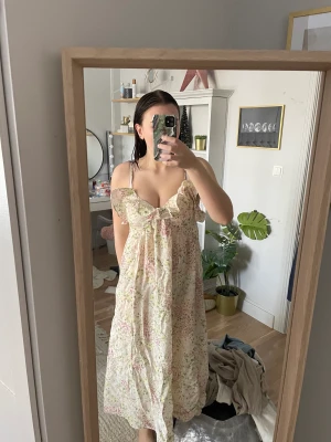 Blommig klänning  - TRYCK INTE PÅ KÖP DIREKT UTAN ATT FRÅGA! Använd någon enstaka gång