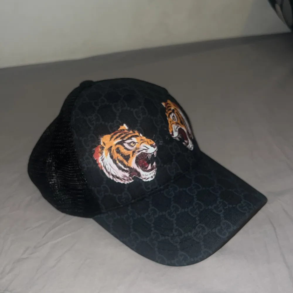 Gucci keps med tiger print, snabb affär, skickas samma dag, pris kan diskuteras.. Accessoarer.