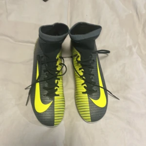 Fotbollsskor  - Ett par riktigt sällsynta Nike CR7 fotbollskor som är köpta i Madrid och är användna Max 2 gånger Storlek 36