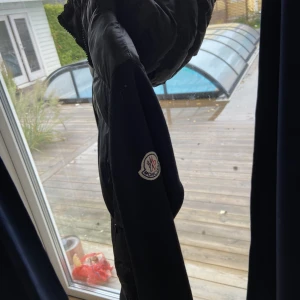 Moncler jacka - Moncler cardigan i fint skick. Den är köpt här på Plick. Lappen på insidan är borta och där av pris ❤️