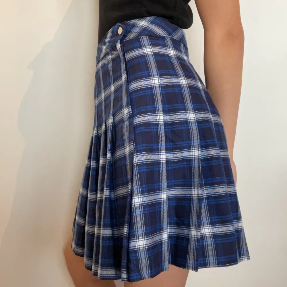 Blårutig veckad kjol från H&M Divided. Använd bara ett fåtal gånger, i mycket gott skick. .. Kjolar.