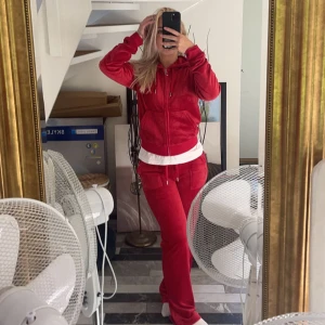 Rött juicy set - Juicy set som är köpt för ca ett år sedan, inga defekter om exakt som ny sparsamt använd. Nypris 2300kr säljer för 1500 pris kan gå och diskutera och sänkts vid snabb affär. Skriv för bilder och info. Tröja m byxa s.