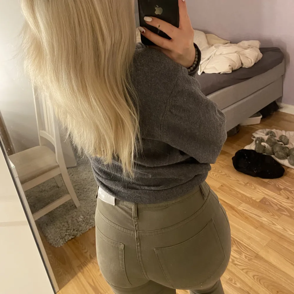 supersnygga lågmidjade acne jeans som sitter så fint på! snygg mörk beige färg lite mot militärgrön hållet🤍. Jeans & Byxor.