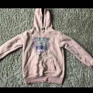 Kenzo Paris hoodie - Rosa hoodie från Kenzo Paris i storlek S🤍 Obs! Finns ett litet hål i fickan där fram (bild 2) och snöret i luvan saknas