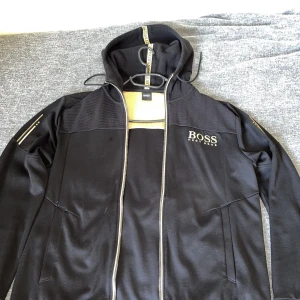 Hugo boss - Hej, säljer min Hugo boss tröja som är fräsch och är helt ny, använde 2-3 gånger, Hör av er 😄