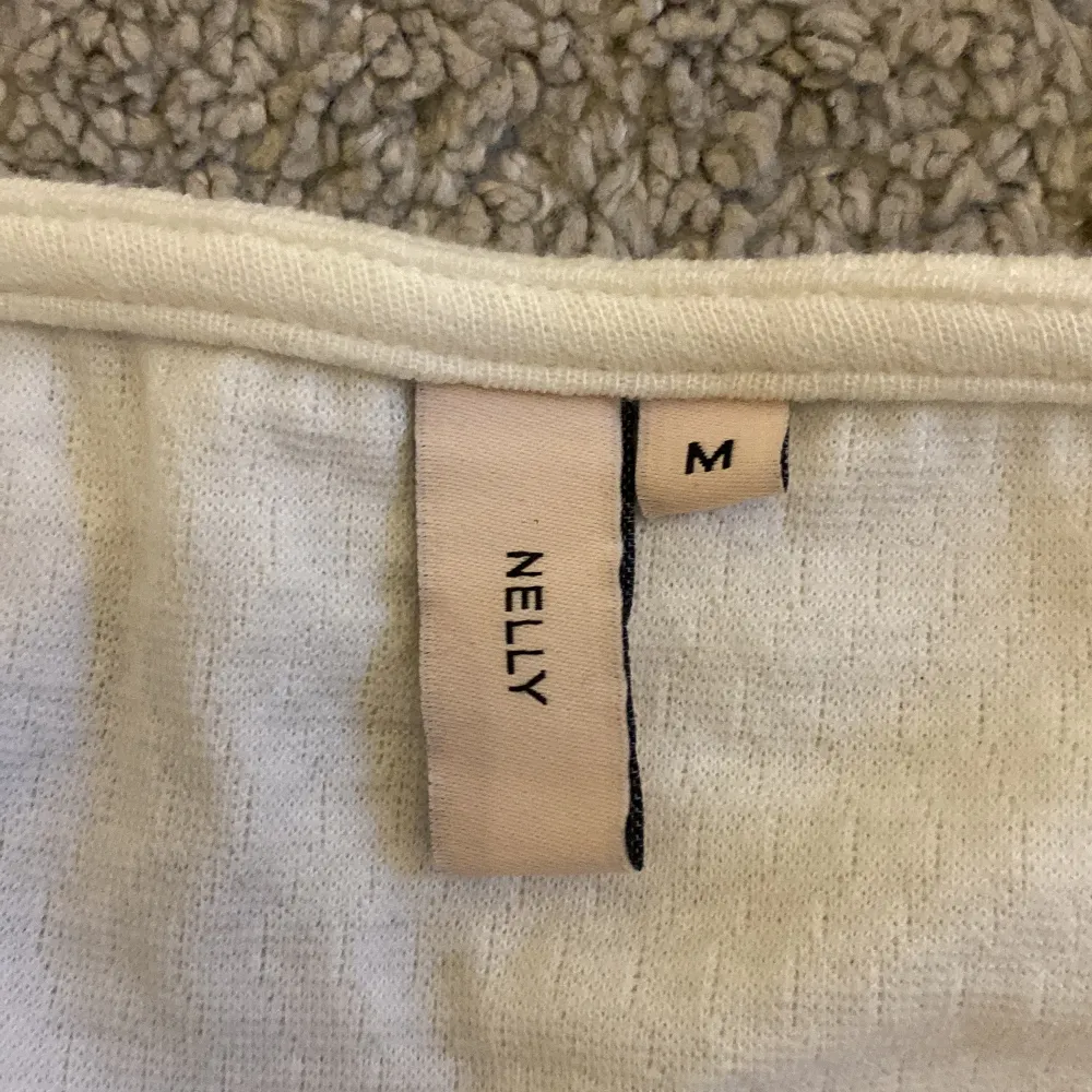 Superfint och gulligt linne från Nelly i storlek M, säljer för det är för litet så det är aldrig använt, väldigt bra skick🩷. Toppar.