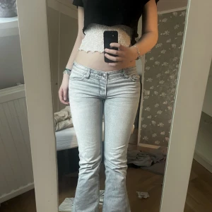 Low waist jeans - Bra skick inte använda alls bara testat dem. Inget fel på dem glömmde bara lämna tillbaka dem. Säljer för de kommer inte till användning alls.  Ifall du är intresserad kan du bara skriva så skickar jag fler bilder.