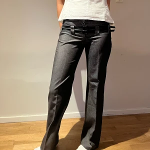 Kostymbyxor  - Unika kostymbyxor köpt second hand med fint tillhörande bälte🎀 midjemått 38cm, innerbenslängd 73❤️