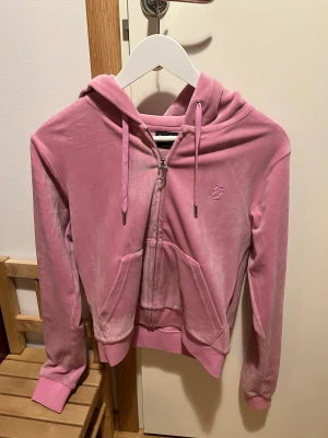 Juicy couture tröja  - Så fin juicy tröja!! Använder fåtal gånger så är i perfekt skick inga defekter!💕