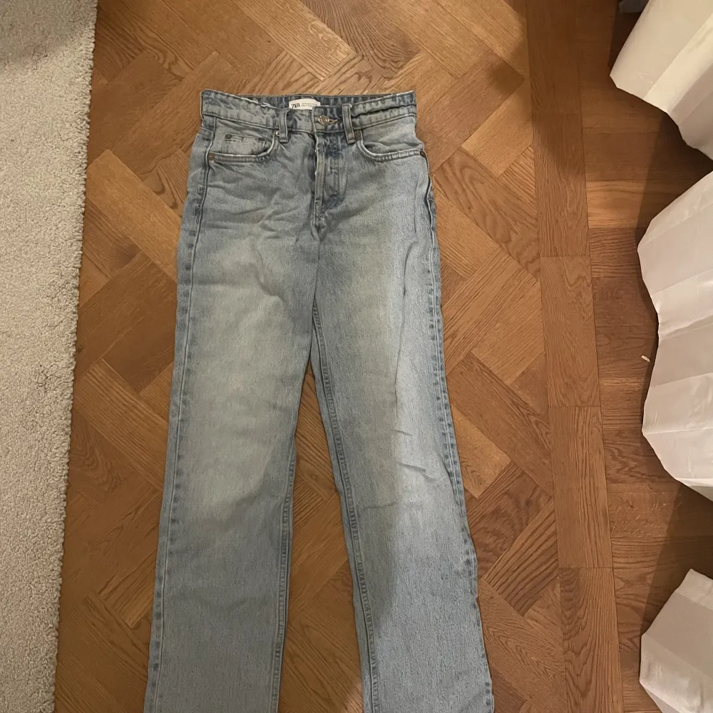 Jag säljer mina jättepopulära straight jeans från zara pga att de är för små💓. Jeans & Byxor.