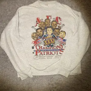 Säljer en Retro Champions sweatshirt. Väldigt skön iffal jag får säga. 9/10 skick. Mer frågor eller vill ha mer bilder är de bara att skriva. Passar både S och M.