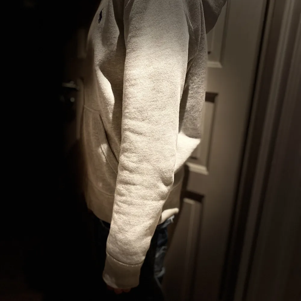 Tjena! Säljer nu denna sjukt snygga polo Ralph lauren hoodien i färgen grå! Sjukt snygg och väldigt stilren! Nypris:1800 Mitt pris: 399. Hoodies.