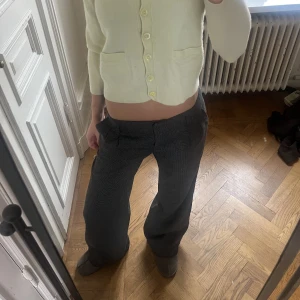 Lågmidjade kostymbyxor!! - Låga i midjan och långa i benlägd. Grått och svart hundtandsmönster, så sjukt snygggt! Älskar dessa men måste sälja lite av mina kläder🫣🫶