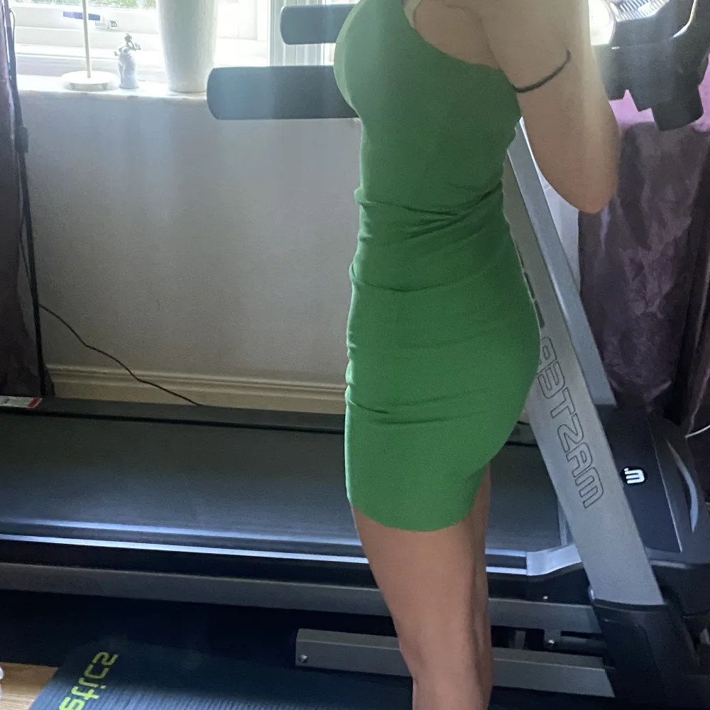 Säljer min gröna klänning från bikbok då den aldrig kommit till användning, inga imperfektioner och bara att skriva för fler bilder!. Klänningar.