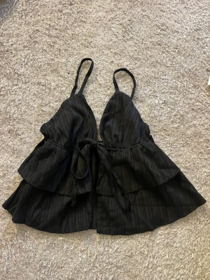 Söt topp  - Svart söt topp med knytning fram från SHEIN  Använd 1 gång, kommer aldrig till användning längre  