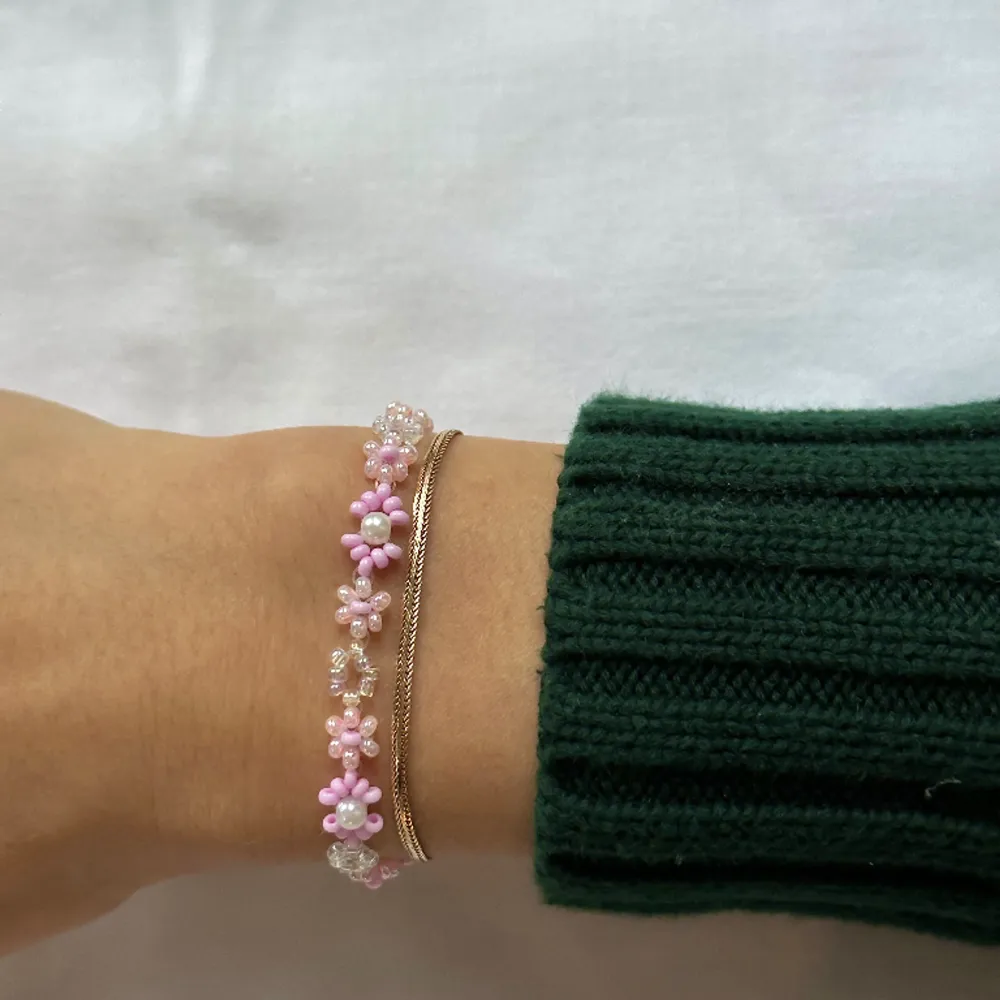Handgjort rosa armband med blommor🌸  Storlekguide: S:14-16cm M:16-18cm L:18-20cm Frakt 15kr💕. Accessoarer.