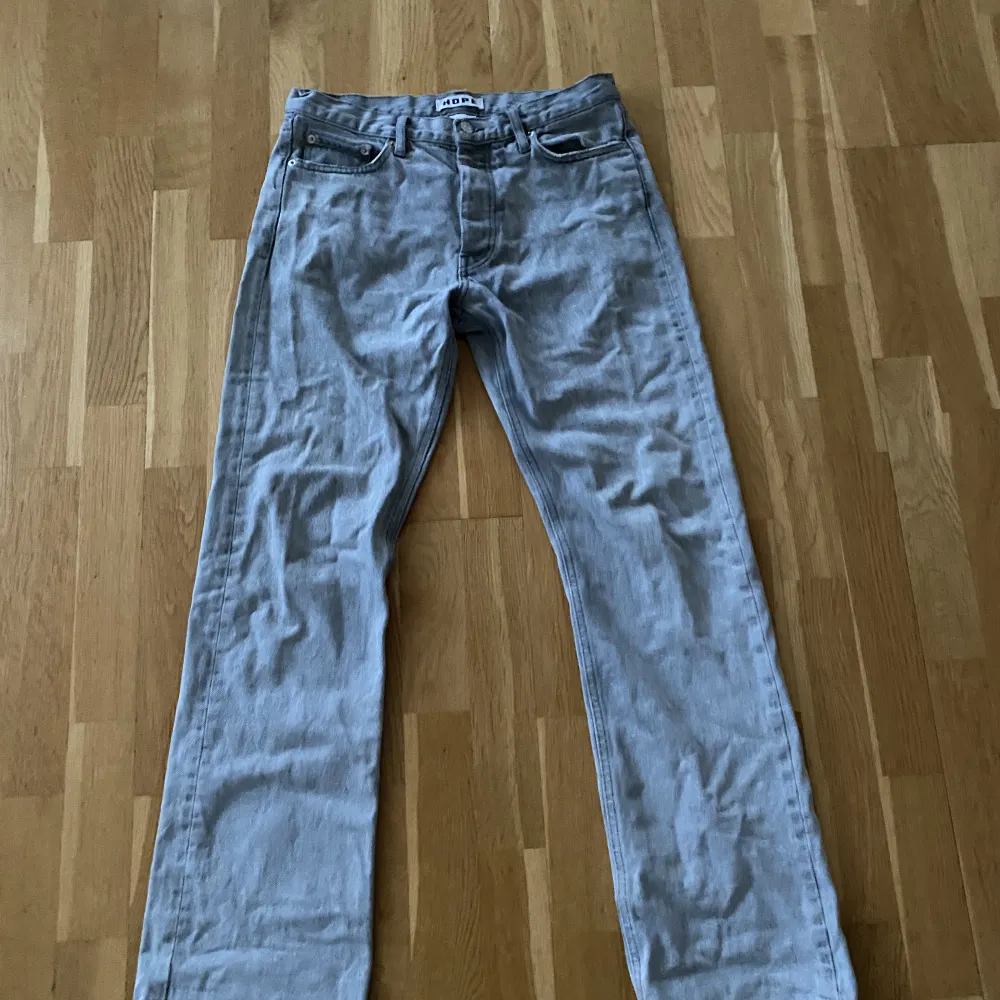 Hope jeans som har använts en del men i bra skick. Båda framfickorna är trasiga, gick sönder efter bara nån vecka användning annars väldigt bra skick.. Jeans & Byxor.