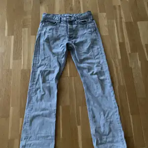 Hope jeans som har använts en del men i bra skick. Båda framfickorna är trasiga, gick sönder efter bara nån vecka användning annars väldigt bra skick.