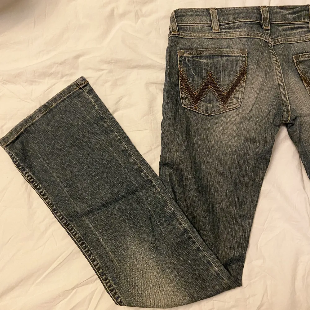Så himla snygga bootcutjeans från Wrangler, lågmidjade🥰🥰storlek 34. Jeans & Byxor.