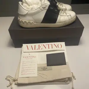 Säljer ett par Valentinos i skicket 7,5/10, allt og följs med! På bilderna är skorna inte rengjorda men det är något jag kommer göra innan jag fraktar de. Kontakta mig om du undrar något!