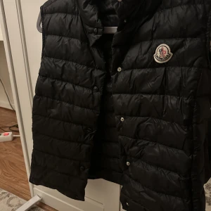 Moncler väst - Storlek xs Äkta Inga hål osv  Kvitto finns och prislapp