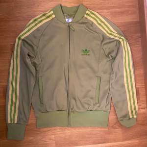 Adidas kofta från 2000, fick av mamma! Skriv vid fler frågor🩷