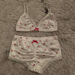Pyjamas/set bh trosor  - Helt nya bh trosor pyjamas / underkläder.