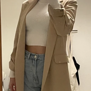 Bershka Blazer - Använt några gånger men är för liten åt mig. Bra material och väldigt mysigt till hösten! Också snygg till jobbet! 