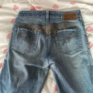 jättefina low/mid waist jeans från Mac säljer då dem aldrig kommer till användning :)  Midjemått 39 cm  Innerbenslängd 75 cm  
