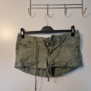 Cargoshorts - Superbekväma lågmidjade cargoshorts som är sparsamt använda och passar de flesta från liten s till stor m då de sitter snygg baggy❤️ midja: 44 cm