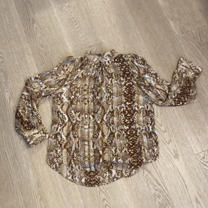 Blus - Halvpolo i shiffong-material. Oanvänd. 